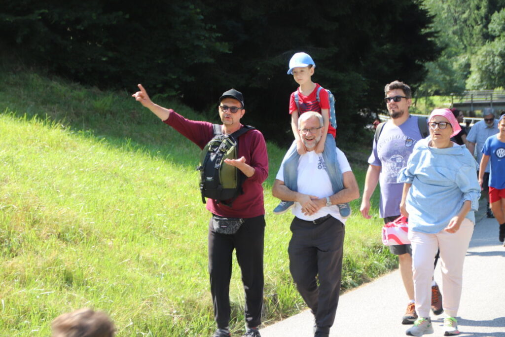 don Erino Leoni accompagna le famiglie